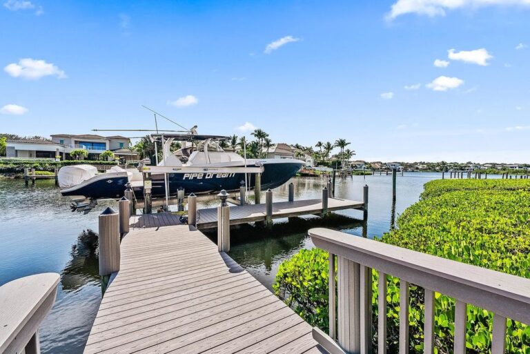 Picture Idea: A Luxury Waterfront Home On A Private Cul De Sac