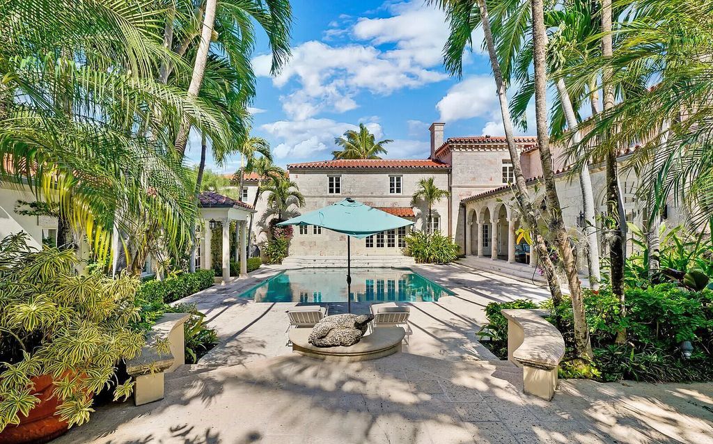 930 S Ocean Boulevard, Palm Beach, Florida, is one of the most magnificent houses in the area, with fully furnished rooms and modern appliances. The entire floor is made of the best hardwood, marble, and tile materials.