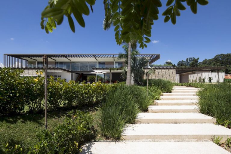 SR House, Blends in with Nature by Juliana Camargo + Prumo projetos