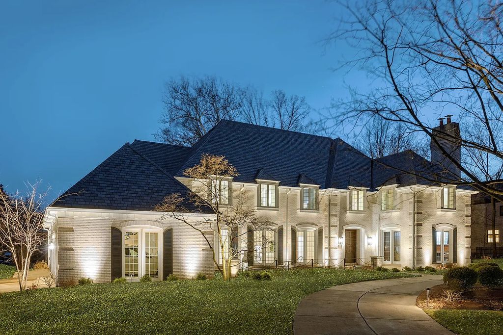 The Home in Hinsdale is designed for formal entertaining or casual every day living, now available for sale. This home located at 904 S Park Ave, Hinsdale, Illinois