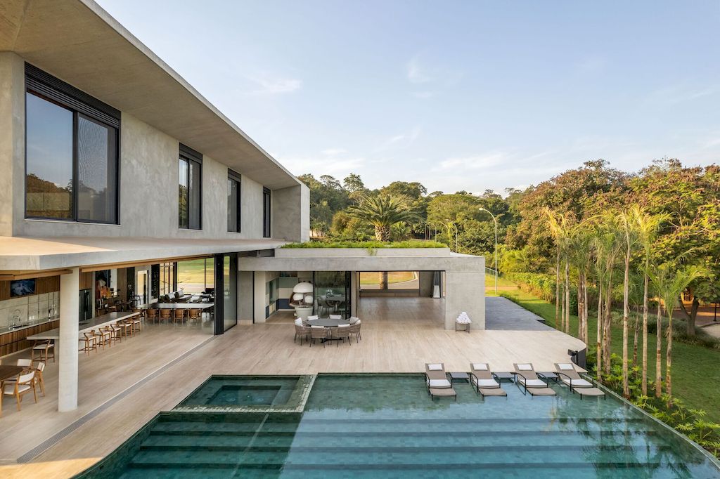 TP HOUSE, an Elegant, Simple Volumetry in Brazil by Leo Romano