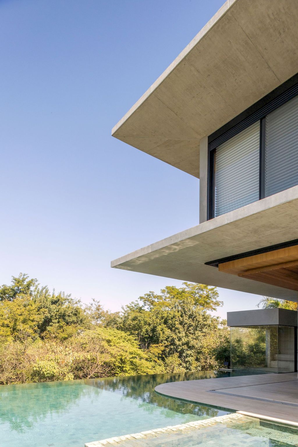 TP HOUSE, an Elegant, Simple Volumetry in Brazil by Leo Romano