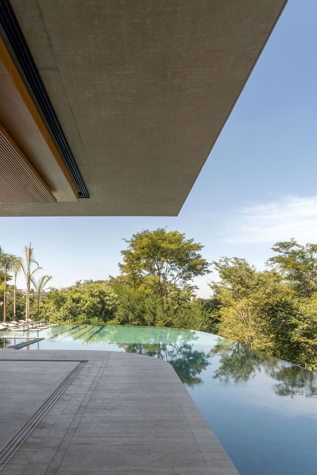 TP HOUSE, an Elegant, Simple Volumetry in Brazil by Leo Romano