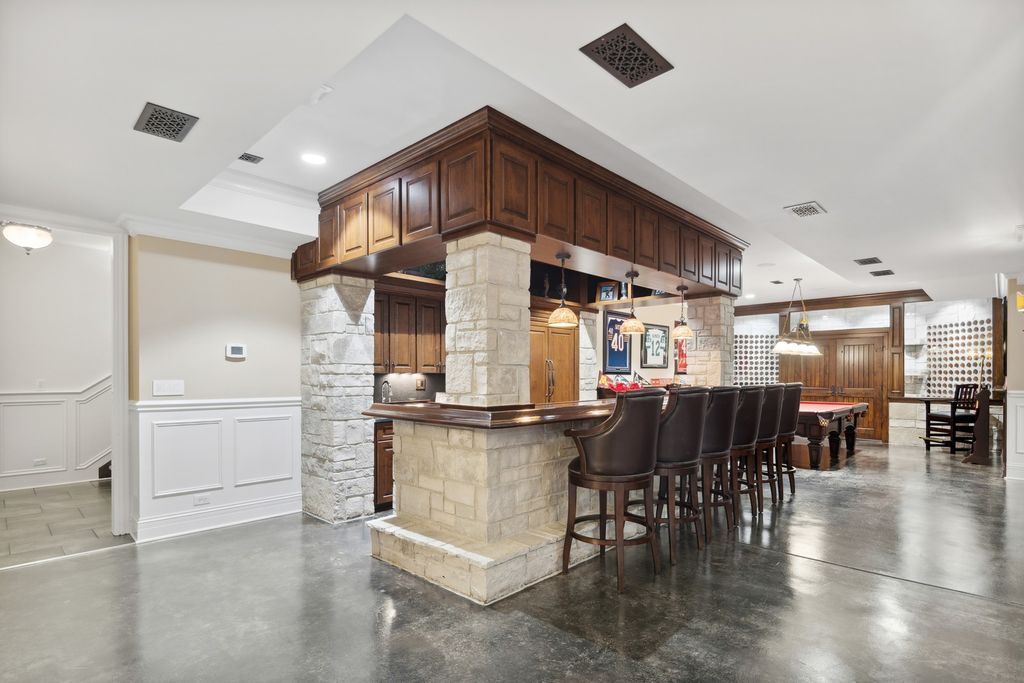 The Home in Elmhurst is an absolute masterpiece with a design perfect for everyday living as well as entertaining at every scale, now available for sale. This home located at 275 S Arlington Ave, Elmhurst, Illinois