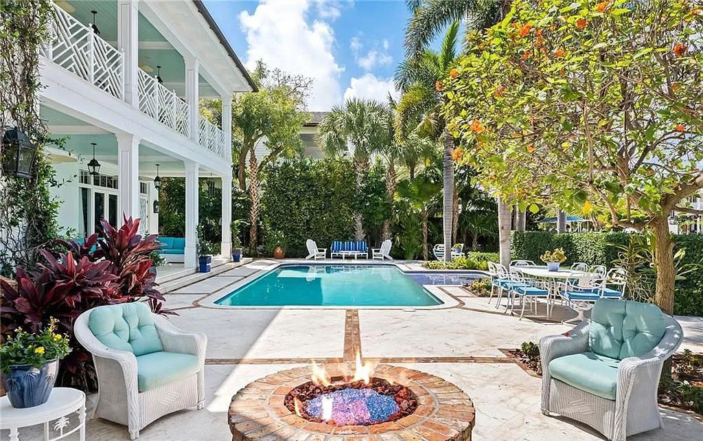 1733 SE 10th Street, Fort Lauderdale, Florida, is one of the most gorgeous estate in Fort Lauderdale's luxury neighborhood.