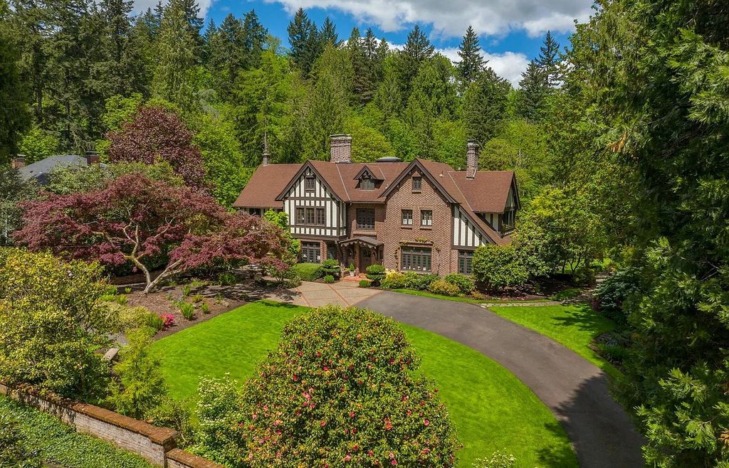 The Estate in Portland is a luxurious home featuring old world craftsmanship and extraordinary setting now available for sale. This home located at 1609 S Radcliffe Ct, Portland, Oregon; offering 05 bedrooms and 04 bathrooms with 4,580 square feet of living spaces.