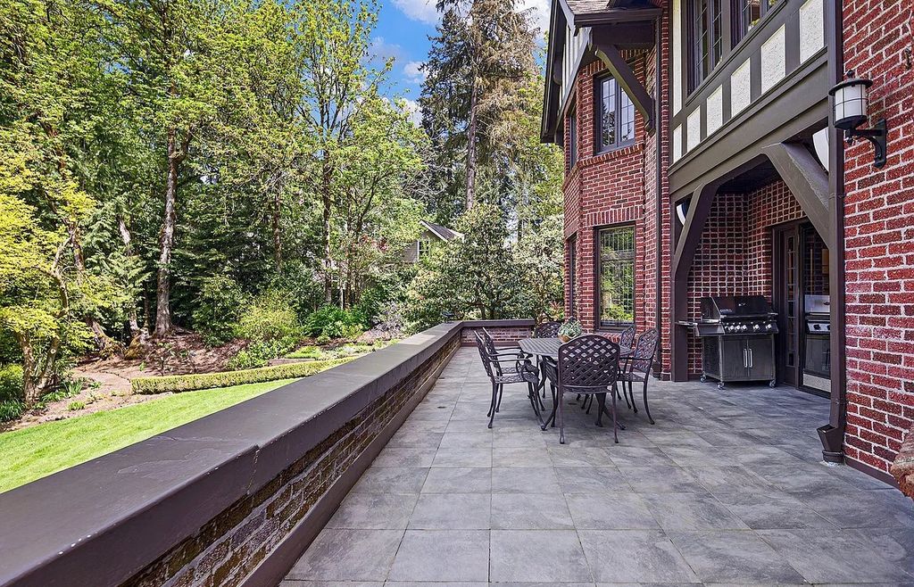 The Estate in Portland is a luxurious home featuring old world craftsmanship and extraordinary setting now available for sale. This home located at 1609 S Radcliffe Ct, Portland, Oregon; offering 05 bedrooms and 04 bathrooms with 4,580 square feet of living spaces.