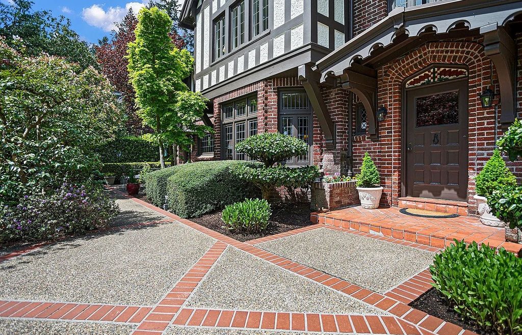 The Estate in Portland is a luxurious home featuring old world craftsmanship and extraordinary setting now available for sale. This home located at 1609 S Radcliffe Ct, Portland, Oregon; offering 05 bedrooms and 04 bathrooms with 4,580 square feet of living spaces.