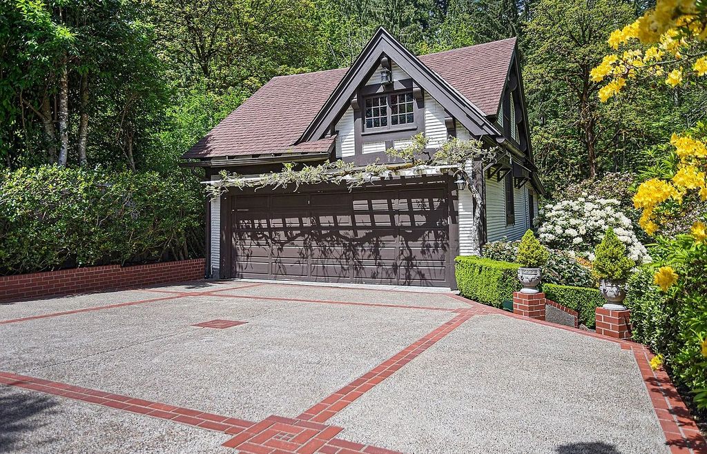 The Estate in Portland is a luxurious home featuring old world craftsmanship and extraordinary setting now available for sale. This home located at 1609 S Radcliffe Ct, Portland, Oregon; offering 05 bedrooms and 04 bathrooms with 4,580 square feet of living spaces.