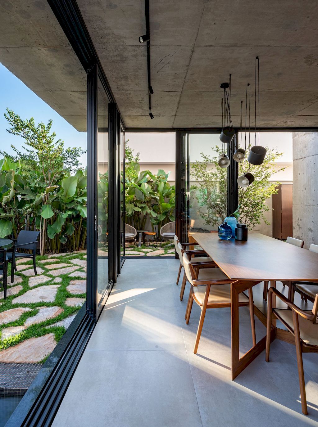 U House with Welcoming Environment by Caio Persighini Arquitetura