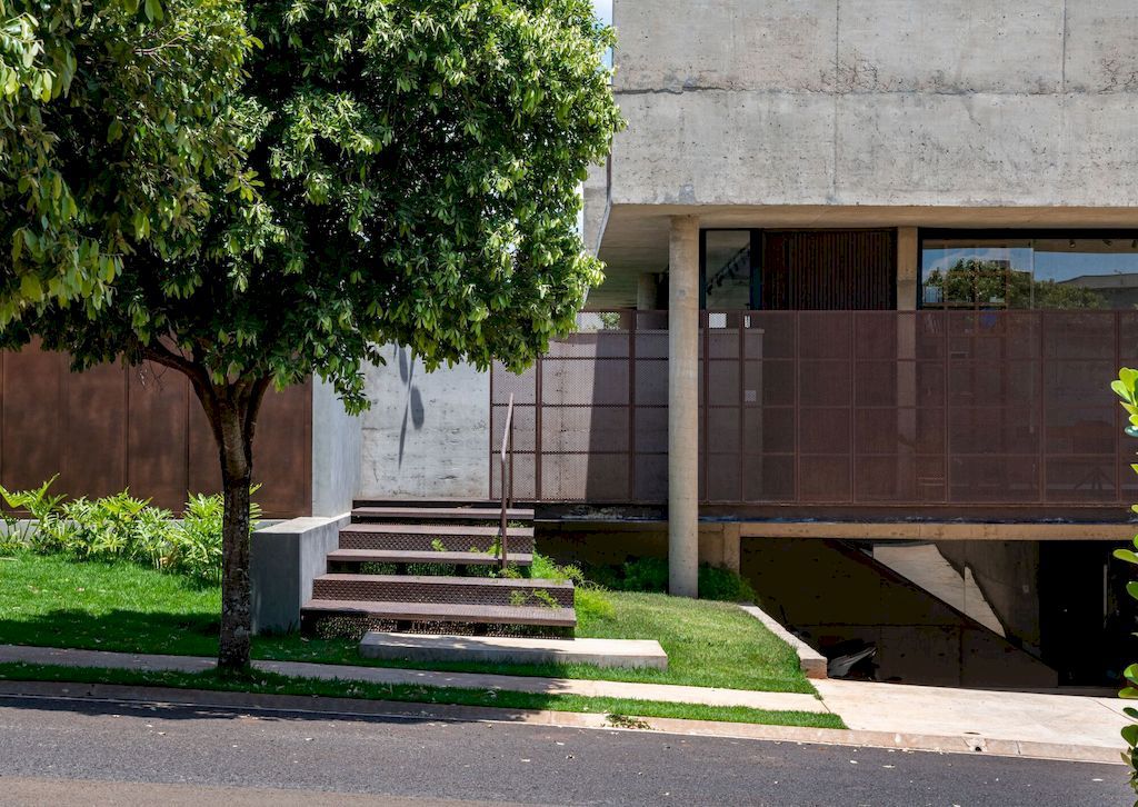U House with Welcoming Environment by Caio Persighini Arquitetura