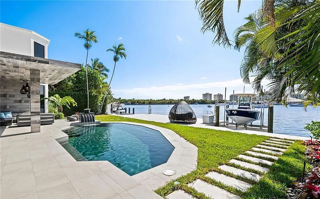 1304 Seminole Drive, Fort Lauderdale, Florida is situated on 80' of waterfront with modern lifestyle and open concept living. It has an ideal kitchen and outdoor living space for entertaining.