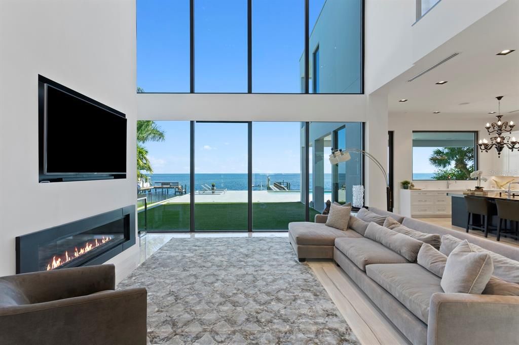 4611 Bayshore Boulevard NE, Saint Petersburg, Florida, is one of the most modern home with refined finishes and panoramic views of the Bay.