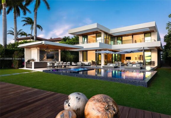 A Waterfront Residence Located on Prestigious North Bay Road in Miami ...