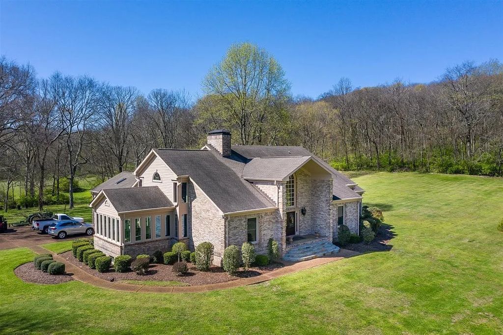 The Estate in Franklin is a luxurious home surrounded by stunning landscaping and mature trees now available for sale. This home located at 4511 Peytonsville Rd, Franklin, Tennessee; offering 04 bedrooms and 03 bathrooms with 5,565 square feet of living spaces.