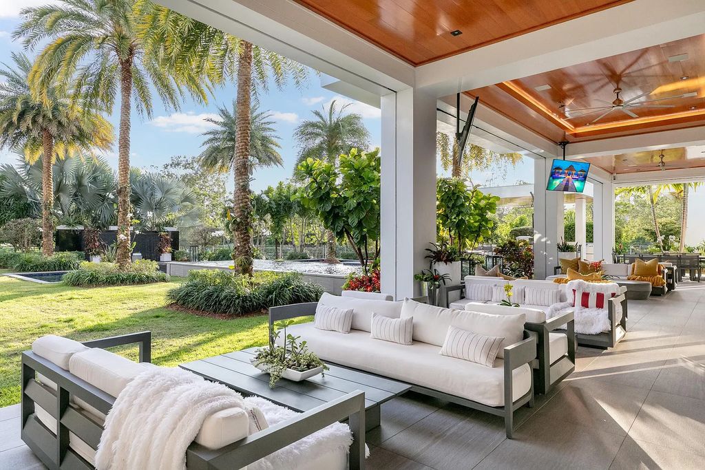1104 Seminole Boulevard, Villa Azura at Seminole Landing is a contemporary architectural masterpiece nestled in the oceanfront community of North Palm Beach, Florida.