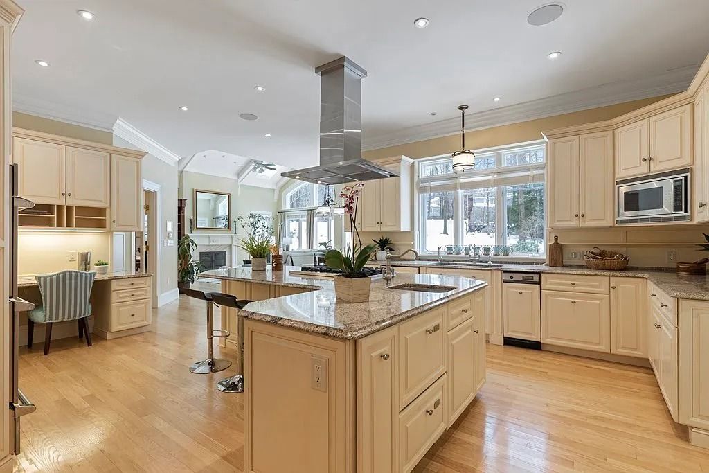 The Mansion in Lexington will allow you to appreciate the finer things in life, now available for sale. This home located at 7 Porter Ln, Lexington, Massachusetts