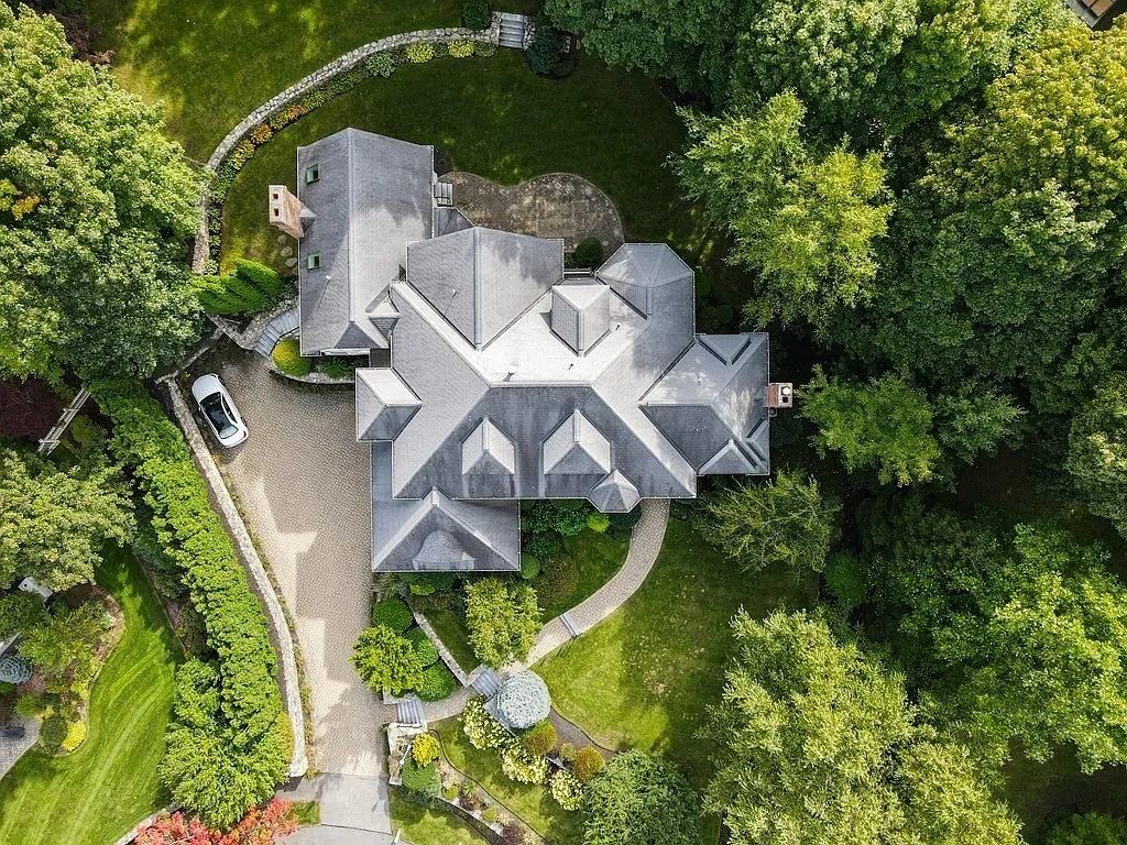 The Mansion in Lexington will allow you to appreciate the finer things in life, now available for sale. This home located at 7 Porter Ln, Lexington, Massachusetts