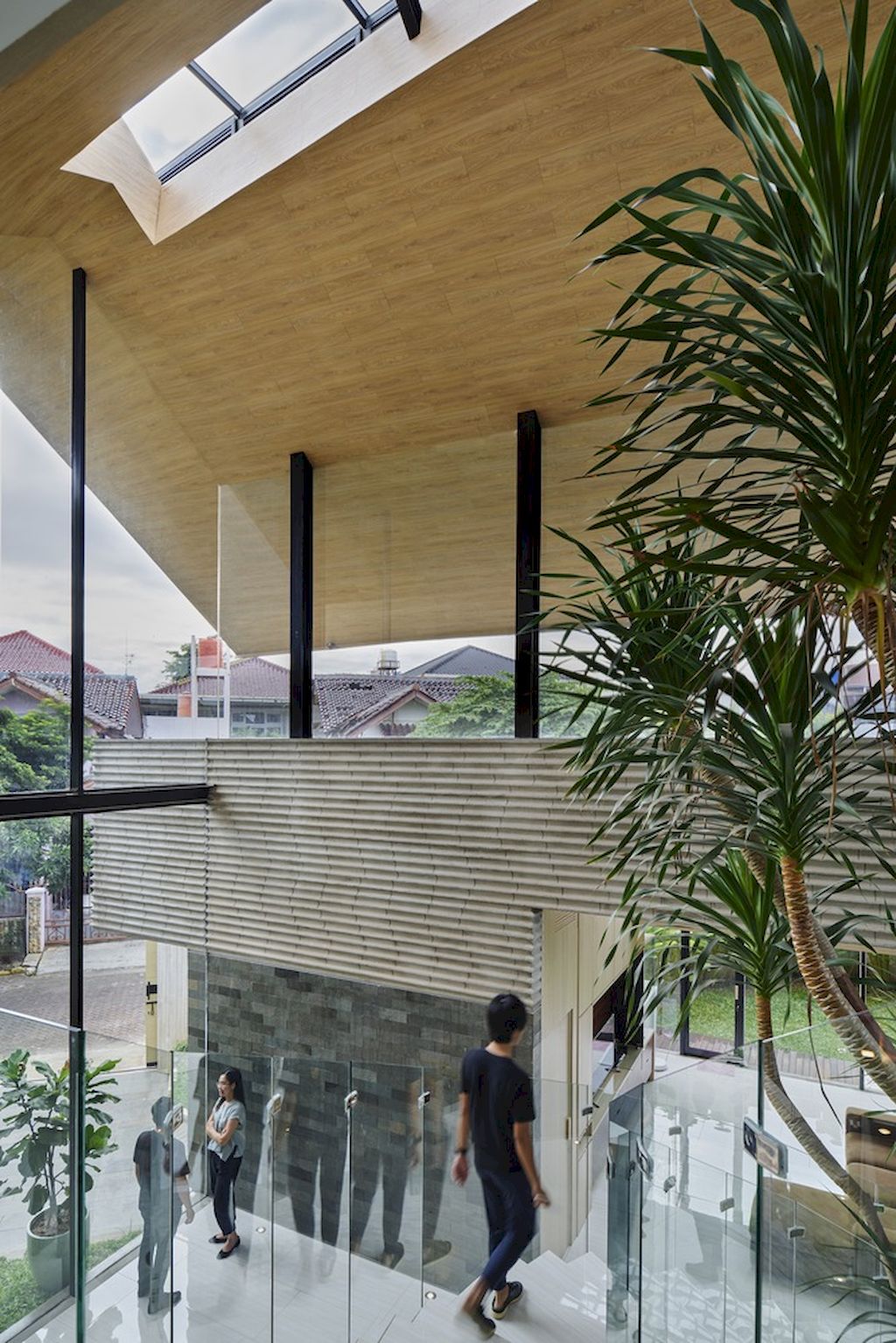 Bernaung House in tropical belt location, reach sustainability by RAD+AR