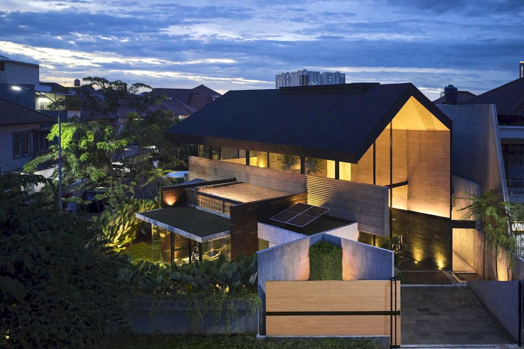 Bernaung House in tropical belt location, reach sustainability by RAD+AR