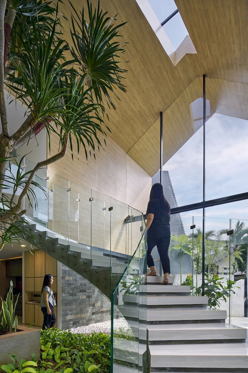 Bernaung House in tropical belt location, reach sustainability by RAD+AR