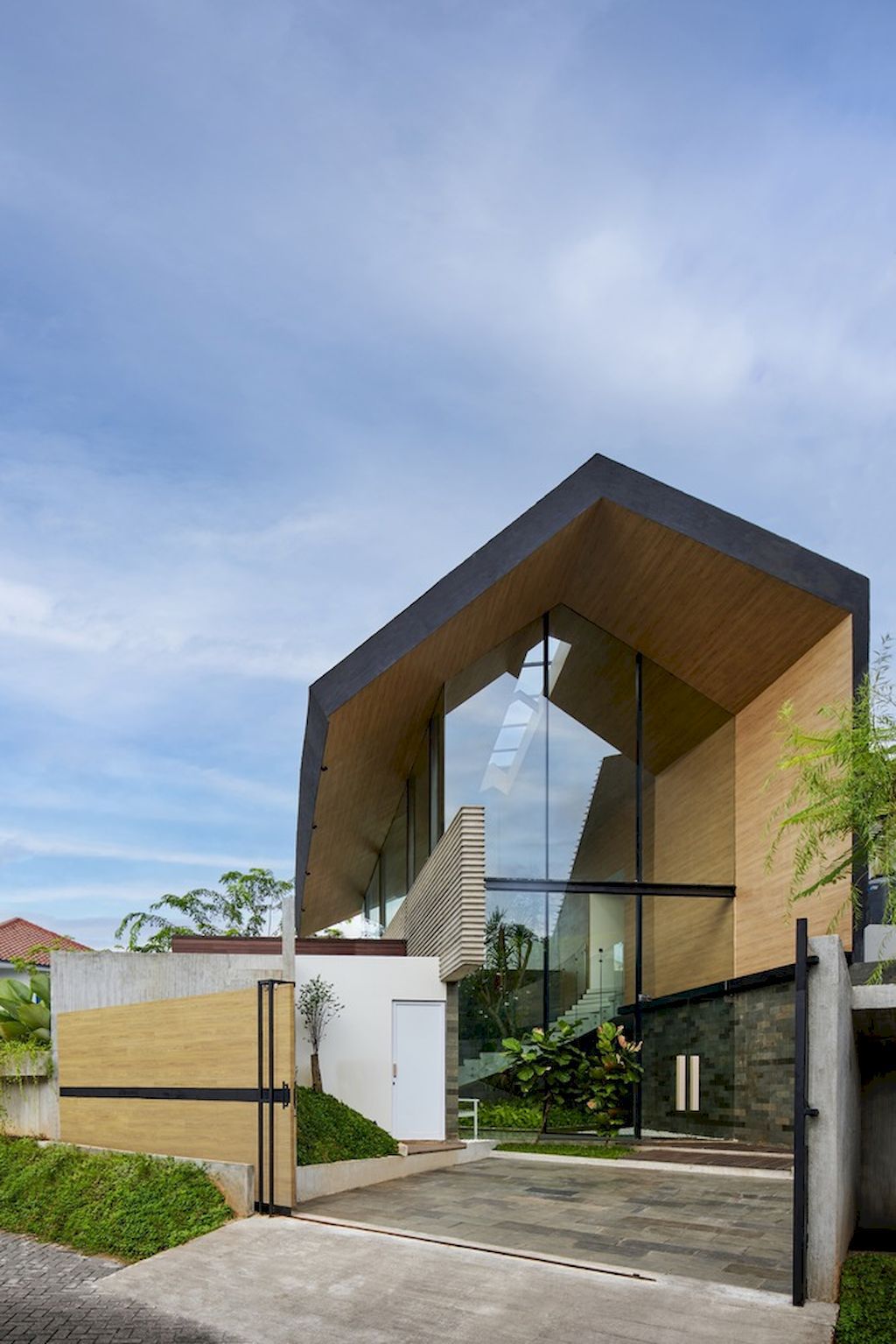 Bernaung House in tropical belt location, reach sustainability by RAD+AR
