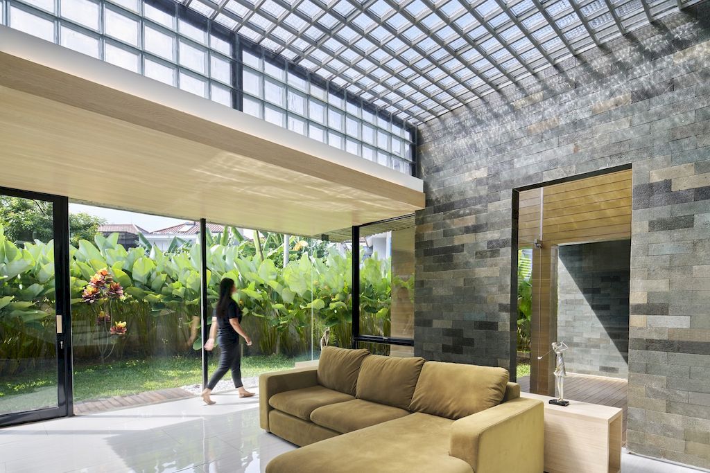 Bernaung House in tropical belt location, reach sustainability by RAD+AR