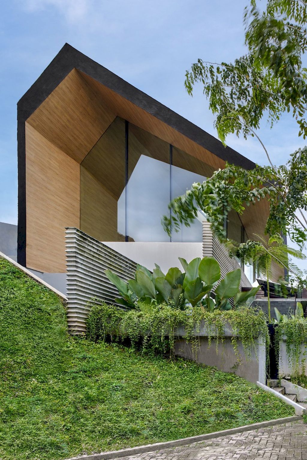 Bernaung House in tropical belt location, reach sustainability by RAD+AR