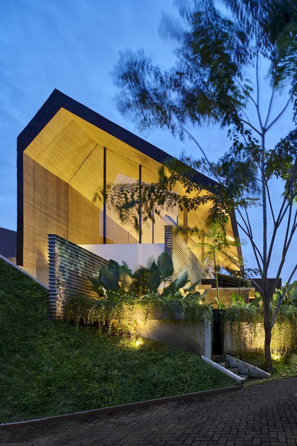 Bernaung House in tropical belt location, reach sustainability by RAD+AR