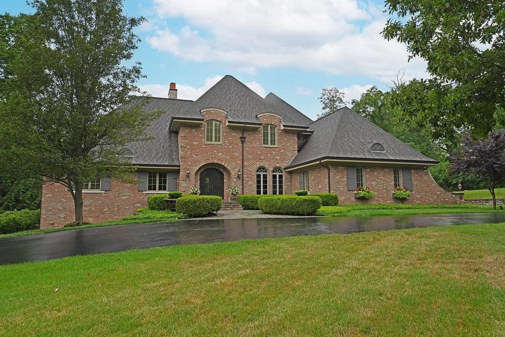 The Estate in Cincinnati is a luxurious home with great floor plan - great for entertaining now available for sale. This home located at 5455 Brillwood Ln, Cincinnati, Ohio; offering 05 bedrooms and 06 bathrooms with 6,367 square feet of living spaces. 