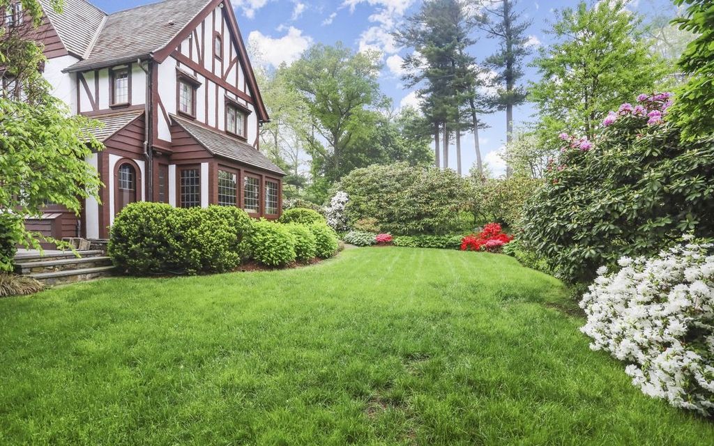 The Manor in Greenwich is unique and all have attractive custom designed ideas and is very well decorated, now available for sale. This home located at 528 Field Point Rd, Greenwich, Connecticut