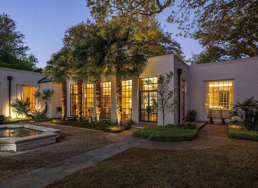 The Estate in Charleston is a luxurious home for who looking for outstanding architecture, artful design, privacy and luxury finishes now available for sale. This home located at 7 Sayle Rd, Charleston, South Carolina; offering 05 bedrooms and 05 bathrooms with 7,254 square feet of living spaces.