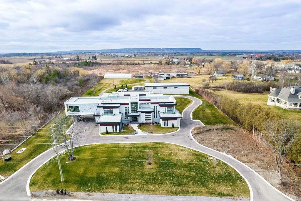 The Estate in Ontario brings the elegance of years gone by to life for the lucky new Homeowner. This home located at 4490 Henderson Rd, Milton, ON L9E 0K1, Canada