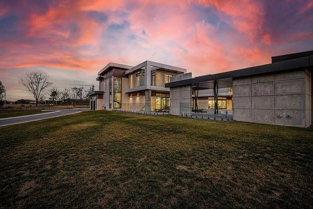 The Estate in Ontario brings the elegance of years gone by to life for the lucky new Homeowner. This home located at 4490 Henderson Rd, Milton, ON L9E 0K1, Canada