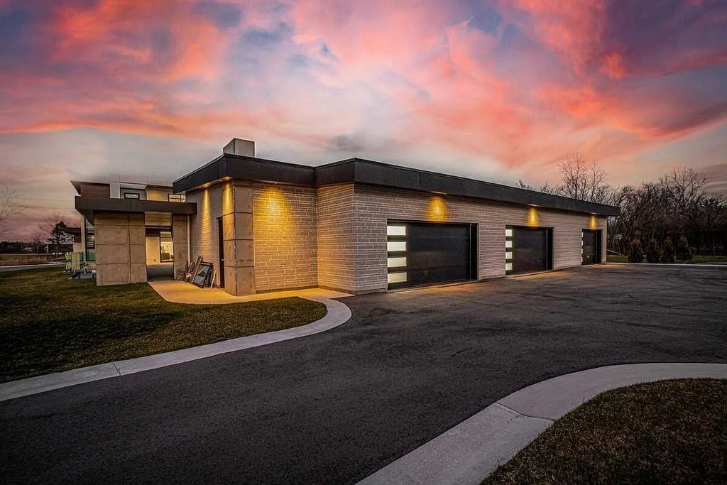 The Estate in Ontario brings the elegance of years gone by to life for the lucky new Homeowner. This home located at 4490 Henderson Rd, Milton, ON L9E 0K1, Canada