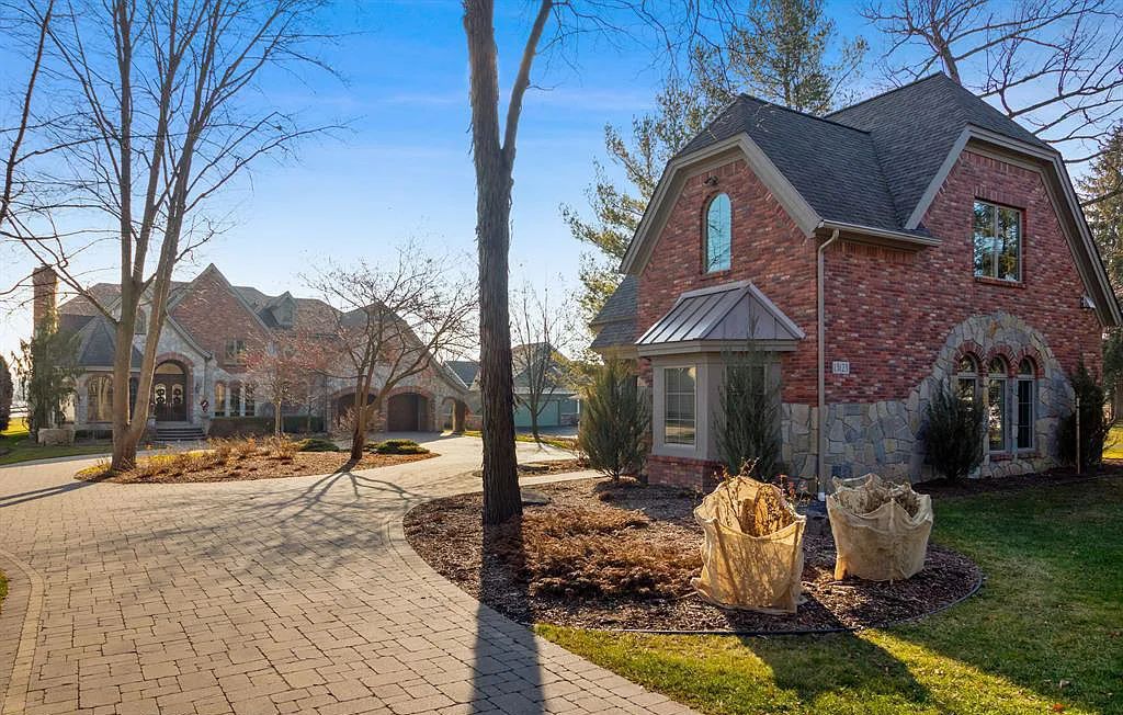 The Estate in Fenton is a luxurious home meticulously built with no detail was spared now available for sale. This home located at 13123 Log Cabin Point, Fenton, Michigan; offering 04 bedrooms and 06 bathrooms with 6,990 square feet of living spaces.