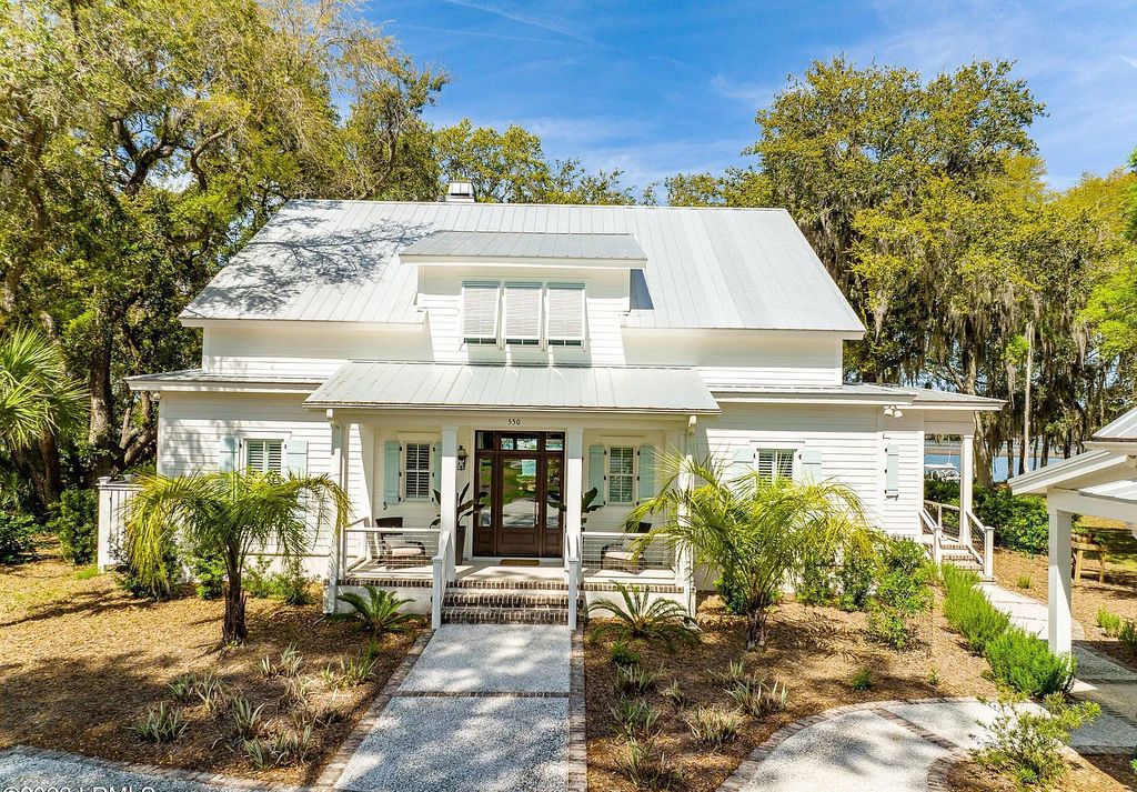 The Estate in Beaufort is a luxurious home located on a serene and picturesque setting now available for sale. This home located at 550 Distant Island Dr, Beaufort, South Carolina; offering 04 bedrooms and 04 bathrooms with 3,218 square feet of living spaces.