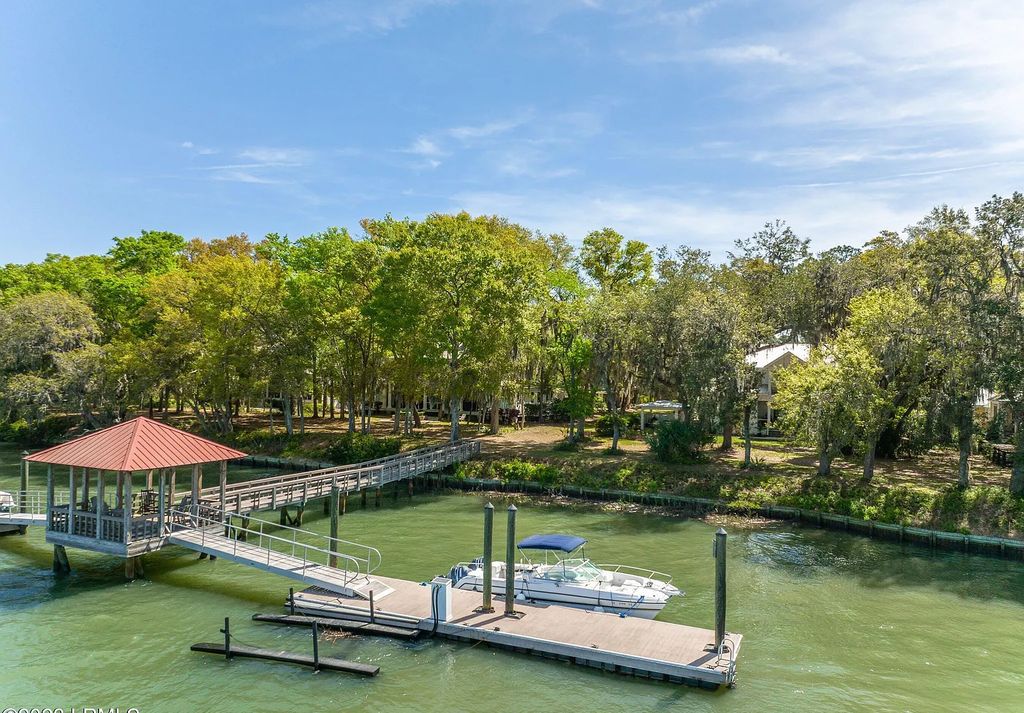 The Estate in Beaufort is a luxurious home located on a serene and picturesque setting now available for sale. This home located at 550 Distant Island Dr, Beaufort, South Carolina; offering 04 bedrooms and 04 bathrooms with 3,218 square feet of living spaces.