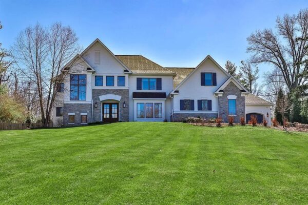 This $2.699M Beautiful Home Features All Latest Updates for Today’s Lifestyle in Cincinnati, OH