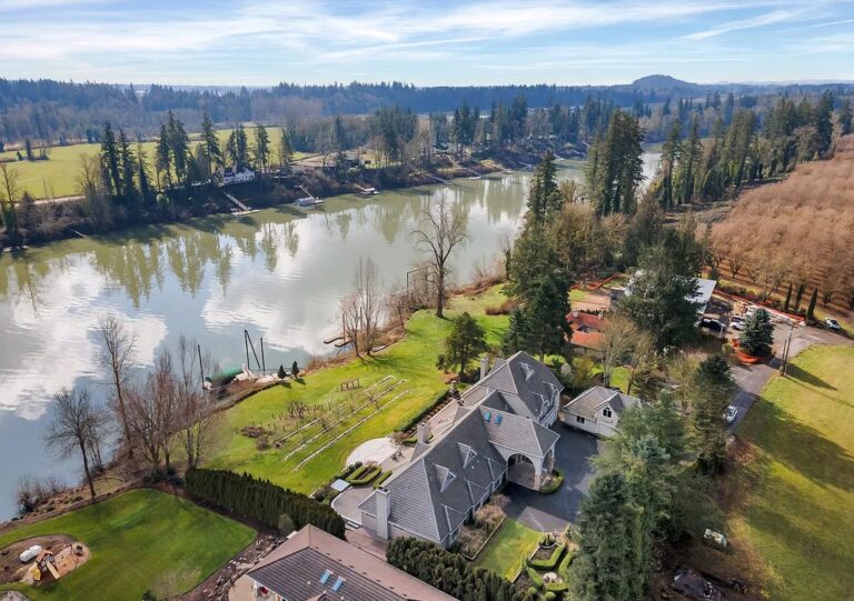 This 2,490,000 Expansive Home in Wilsonville, OR Nature with