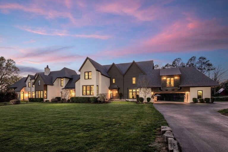 A Tranquil Retreat on 15 Acres – Two Connected Properties Offering Unparalleled Privacy for $5,000,000 in Davidson, North Carolina