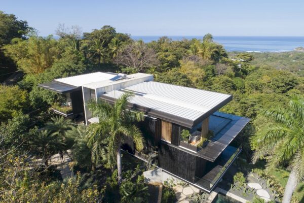 Tres Amores House Frames Views of the Pacific Ocean by Studio Saxe