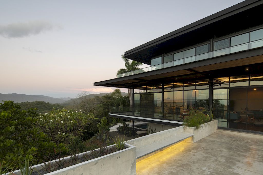 Tres Amores House Frames Views of the Pacific Ocean by Studio Saxe