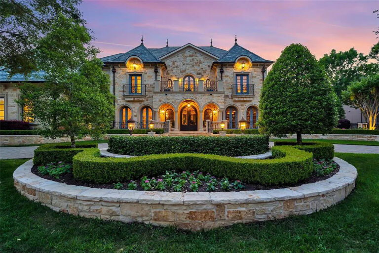 This Stunning Bay Oaks Country Club Home in Houston, Texas As A Showcase of Luxury and Quality Is Listing At $2,450,000