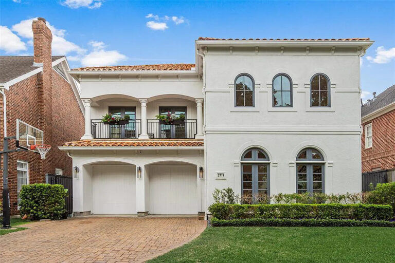 A Mediterranean-Style Home in Houston Lists For $2.749M Offering The Perfect Blend Of Elegance And Comfort