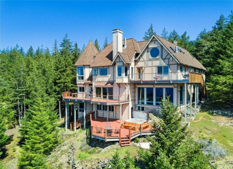 Breathtaking Hilltop Retreat with Stunning Island Views in Orcas Island ...