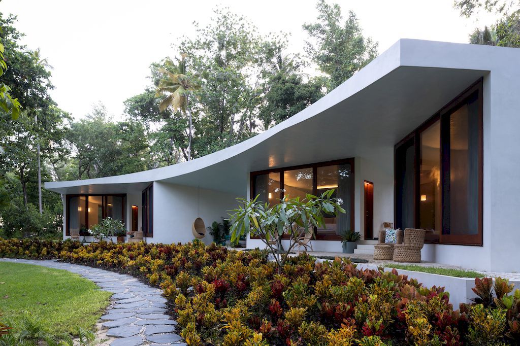 Casa Las Olas, Inspired from Rich Natural Landscape by Young Projects