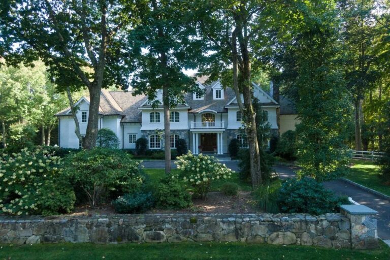 Charming Colonial Home in New Canaan, CT Ideal for Elegant Living and