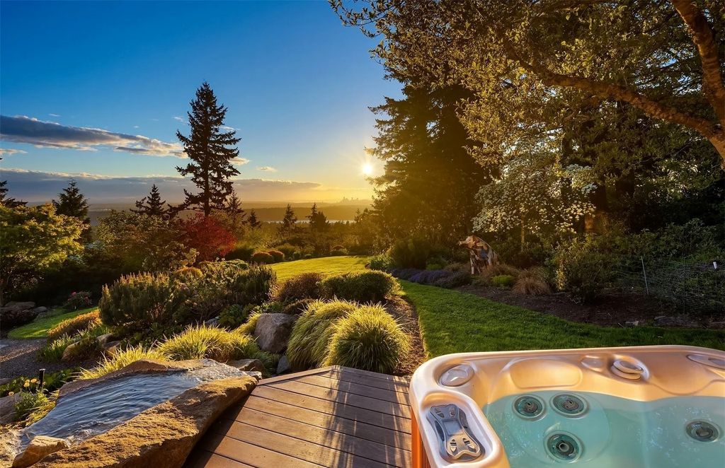 Dramatic Ever-Changing Views Provide a Breathtaking Backdrop for This $3.798M Modern Home in Bellevue, WA