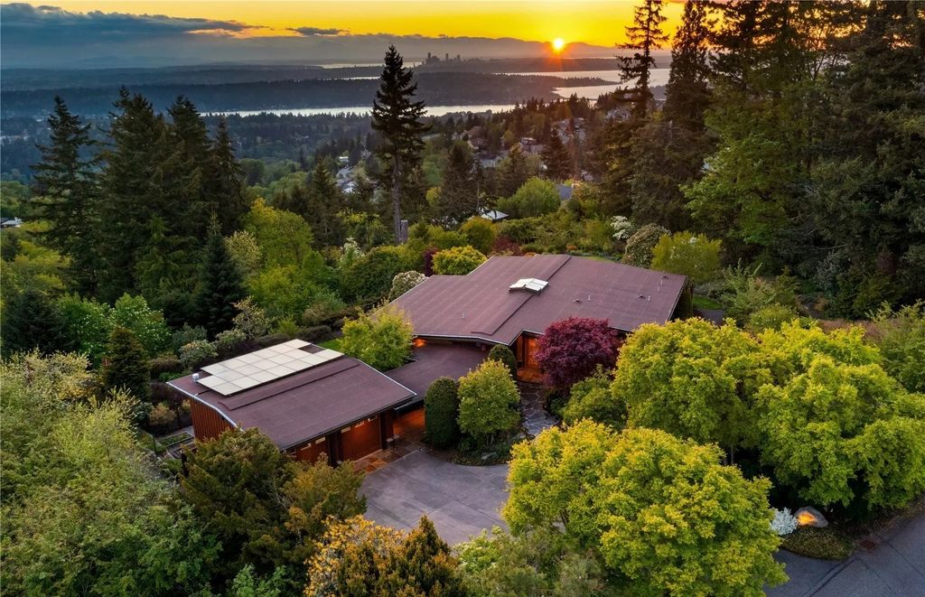 Dramatic Ever-Changing Views Provide a Breathtaking Backdrop for This $3.798M Modern Home in Bellevue, WA